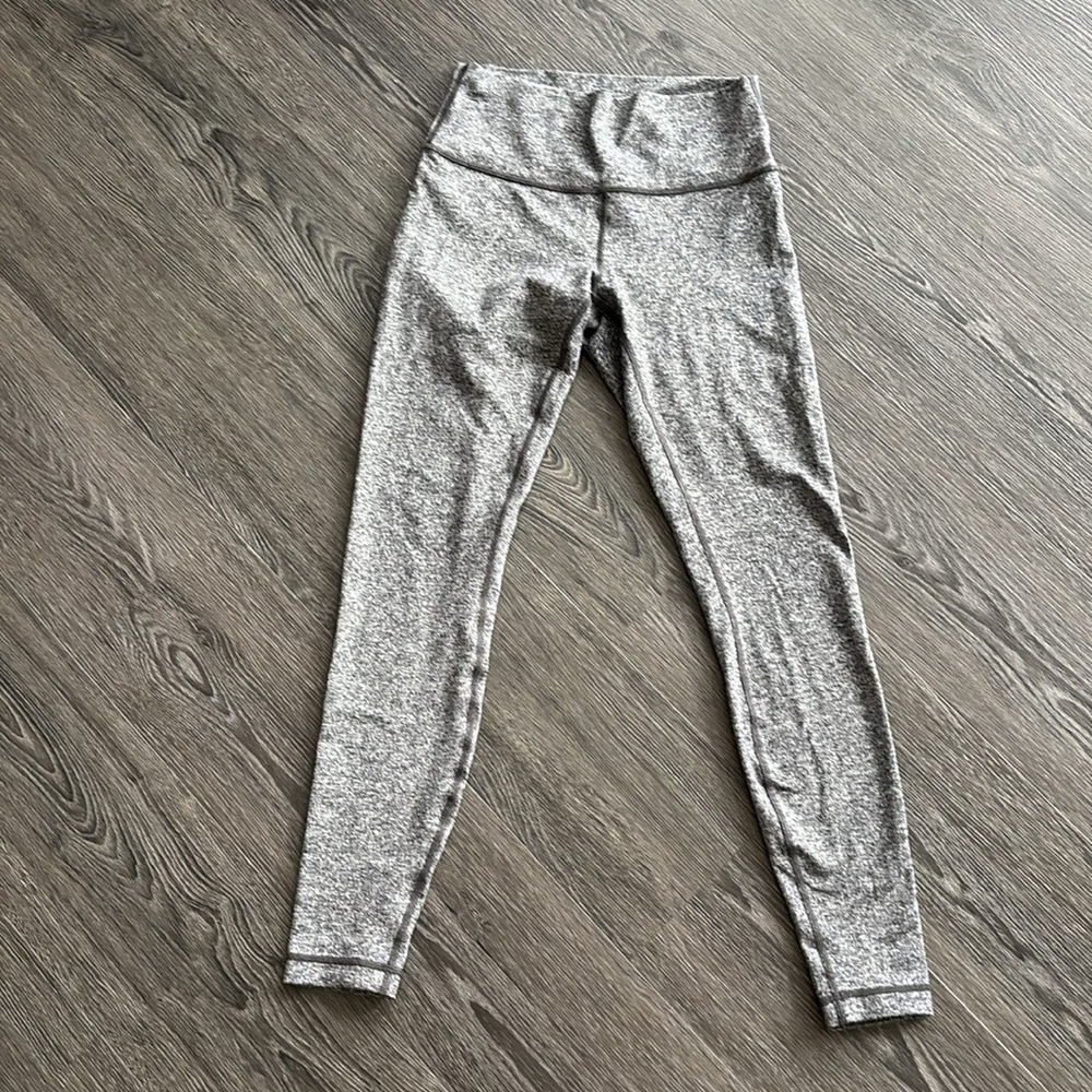 VGUC Sz8 Lululemon Wunder Under HR 28” tights in Heathered Black